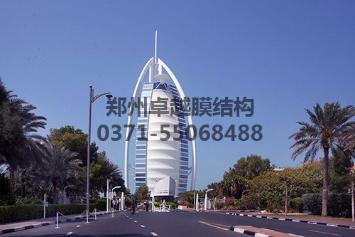 帆船酒店應用了大面積的膜結(jié)構(gòu)