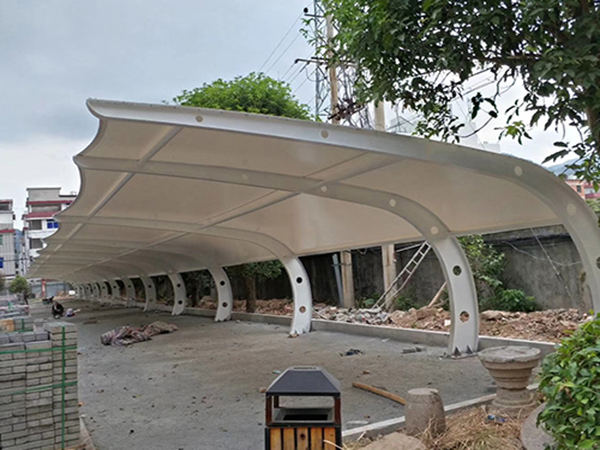 西藏林芝膜結(jié)構(gòu)充電站停車(chē)棚【廠家直銷(xiāo)】