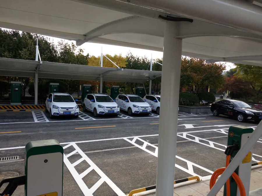 七字型的汽車停車棚，也是汽車蓬里，使用比較多的一款造型