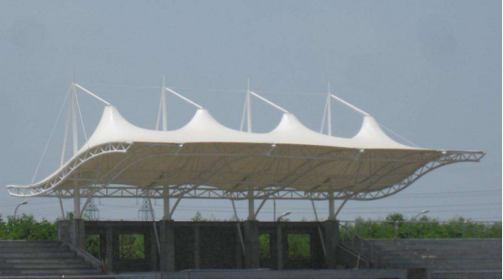  膜結(jié)構(gòu)施工中膜材是如何安裝的呢？