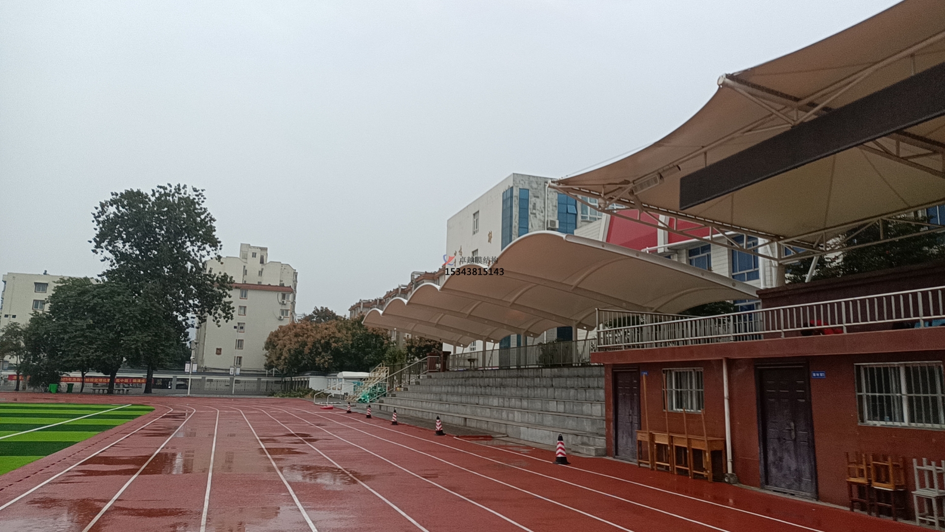 學(xué)校田徑場(chǎng)<font color='red'>膜結(jié)構(gòu)看臺(tái)</font>遮陽(yáng)棚如何選擇材料？不同材料對(duì)其性能有何影響？