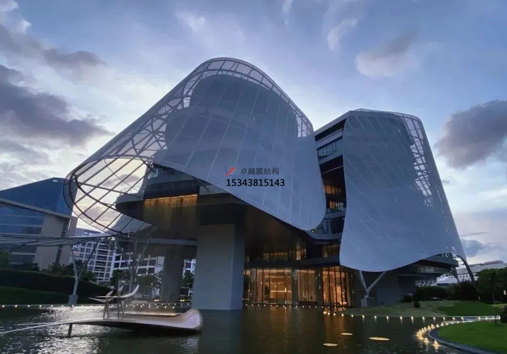 優(yōu)雅而懸浮，PTFE膜結(jié)構(gòu)外立面建筑
