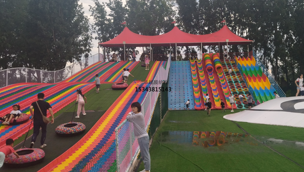 洛陽(yáng)滑世界橘紅色<font color='red'>張拉膜結(jié)構(gòu)</font>生產(chǎn)