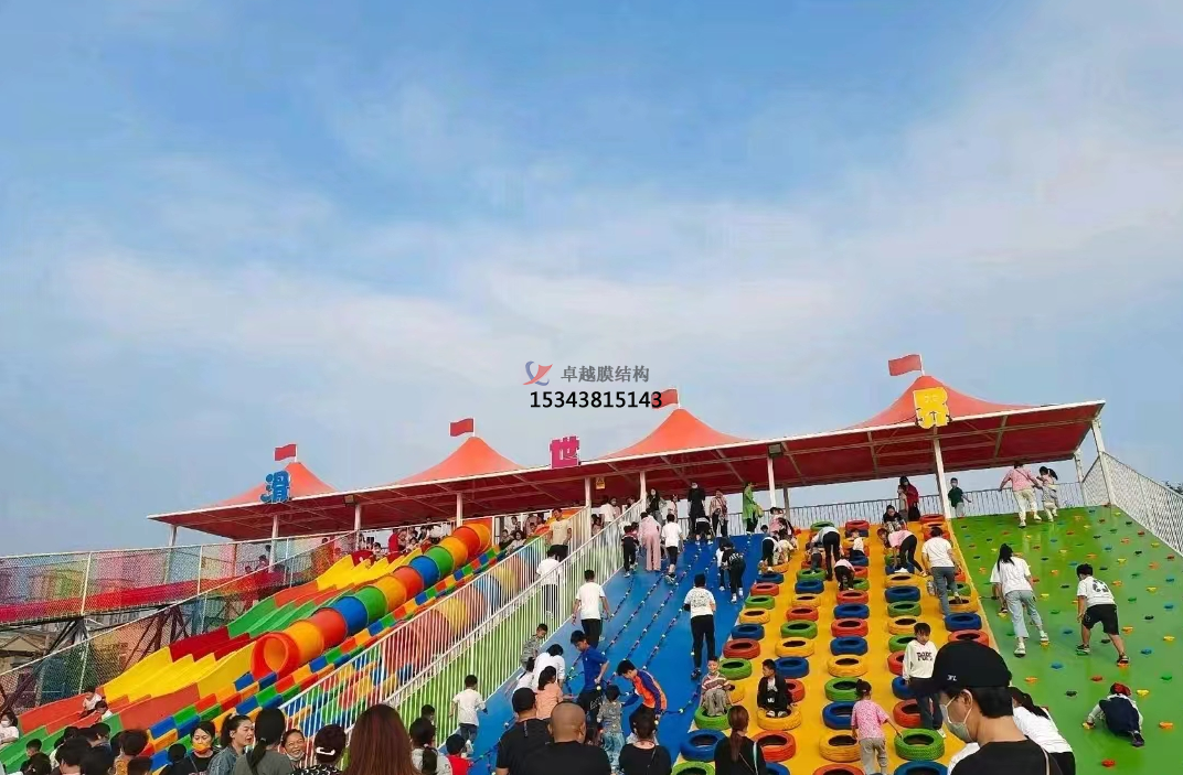 商丘滑世界橘紅色<font color='red'>張拉膜結(jié)構(gòu)</font>生產(chǎn)
